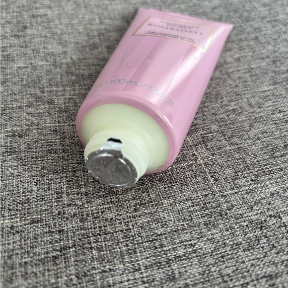 Victoria Secret Bombshell Lotion - Picture 2 of 2